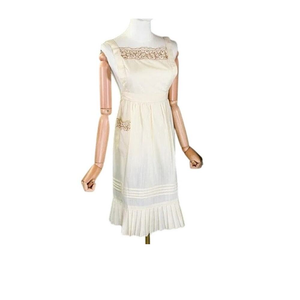 Vintage Floral Embroidered Ornate Pinafore Apron